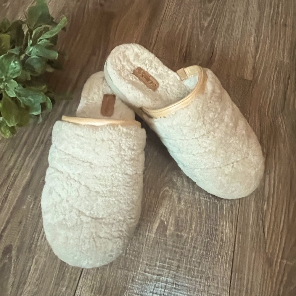 Olukai Pupu Mua women’s 10 sherling slippers cream